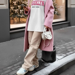 Détail de l'imprimé Brooklyn New York rose sur t-shirt blanc avec manteau d'hiver