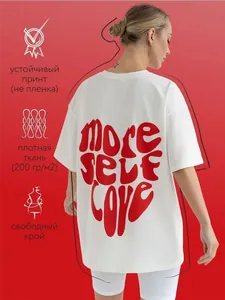 Dettaglio della stampa rossa more SELF LOVE su t-shirt bianca in cotone pesante oversize