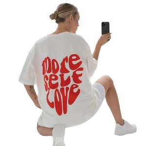 T-shirt oversize in cotone bianco con stampa rossa MORE SELF LOVE sul retro e spalle basse