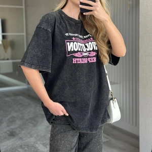 T-shirt oversize en coton noir délavé avec imprimé rétro et jean en denim ample