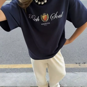 Détail du t-shirt en coton bleu marine avec imprimé écusson Rich Soul et emblème couronne