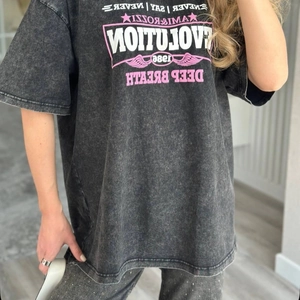 T-shirt oversize en coton gris délavé avec imprimé graphique rose et look vintage