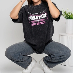 Détail d'un t-shirt oversize en coton noir délavé avec imprimé graphique rose