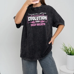 Détail d'un t-shirt en coton gris anthracite délavé avec imprimé graphique vintage