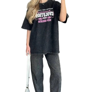 T-shirt vintage en coton gris délavé avec imprimé rose et jean blanc assorti