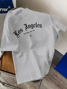 Dettaglio della stampa Los Angeles e del carattere gotico sulla t-shirt in cotone grigio