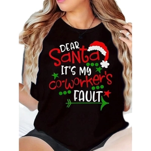 Détail de l'imprimé humoristique de Noël sur un t-shirt noir à manches courtes