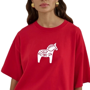 Red cotton T-shirt featuring a white Dala Horse print in a casual loose fit style