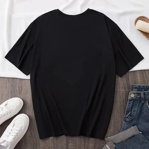 T-shirt noir décontracté pour femme à manches courtes avec jean et baskets blanches