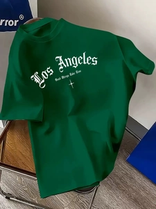Dettaglio della stampa Los Angeles su maglietta in cotone verde scuro con scritte gotiche