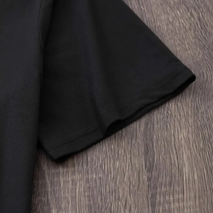 T-shirt noir femme à manches courtes avec finitions soignées à double couture pour Noël