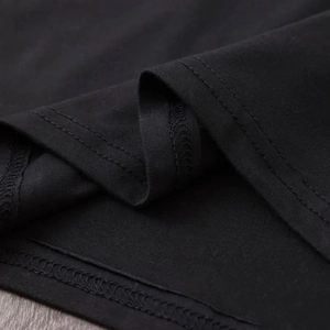T-shirt noir femme à manches courtes pour Noël avec des finitions à double couture soignées