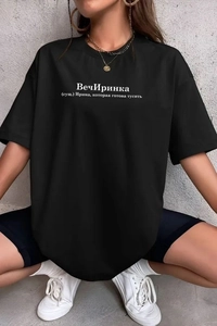Gros plan du t-shirt oversize noir en coton avec imprimé de lettres blanches style streetwear