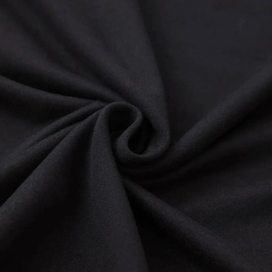Vue détaillée de la texture en maille noire de haute qualité et de ses drapés souples