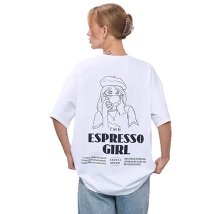 Detail eines weißen Baumwoll-T-Shirts mit schwarzem The Espresso Girl Kunstdruck