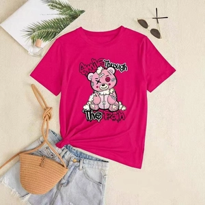 T-shirt oversize rosso rosa con stampa orsetto e accessori estivi su sfondo