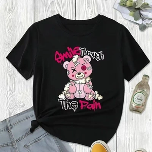 T-shirt nera girocollo con stampa di orso rosa e testo artistico Smile su fondo legno