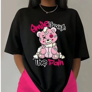 Dettaglio della stampa con orsetto rosa e scritta Smile su t-shirt nera in cotone