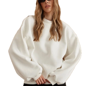Oversized white crewneck sweatshirt with dropped shoulders and ribbed cuffs for women