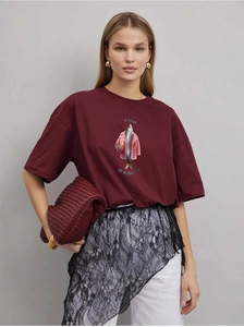 Détail du t-shirt oversize en coton bordeaux avec imprimé poisson créatif et texte russe