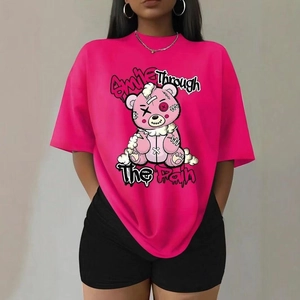 Vista frontale della t-shirt oversize rosso rosa con stampa di orso rosa e scritte