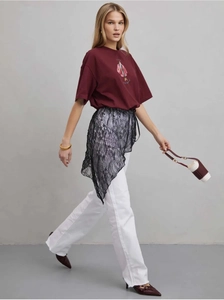 Gros plan détaillé d'un t-shirt oversize en coton bordeaux avec imprimé graphique
