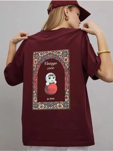 Gros plan sur l'imprimé vintage au dos d'un t-shirt en coton de couleur bordeaux