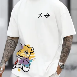 Détail d'un t-shirt blanc en coton avec texte Be Kind et imprimé graffiti d'ours coloré