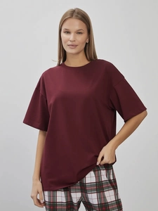 Vue de face du t-shirt oversize bordeaux en coton avec épaules tombantes et coupe ample