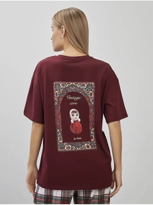 Détail de l'imprimé poupée russe vintage au dos d'un t-shirt en coton bordeaux oversize
