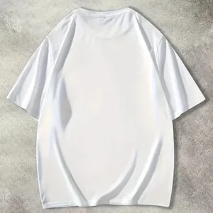 Détail du t-shirt blanc en coton montrant le col rond et la texture du tissu premium