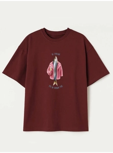 Détail de l'imprimé poisson amusant avec texte russe sur t-shirt bordeaux en coton