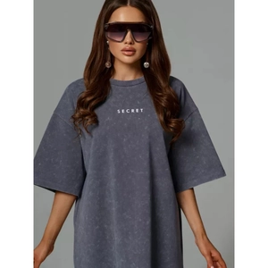 T-shirt oversize en coton gris foncé délavé avec imprimé SECRET pour un look décontracté