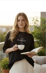 Détail du t-shirt noir en coton premium avec imprimé minimaliste mood Prosecco