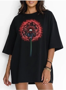 Détail du t-shirt noir en coton oversize avec un imprimé graphique de pissenlit rouge