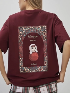 Détail de l'imprimé artistique vintage au dos d'un t-shirt en coton bordeaux surdimensionné