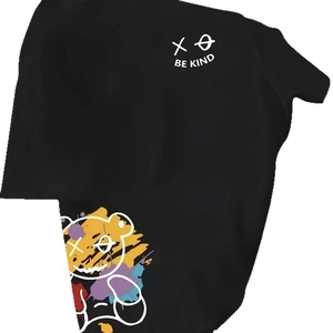 T-shirt classique en coton noir avec imprimé ours mignon et motif XO BE KIND