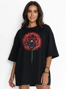 Détail d'un t-shirt oversize noir en coton avec imprimé pissenlit rouge et texture de tissu