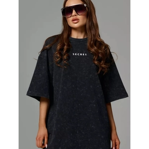 T-shirt oversize en coton noir délavé avec imprimé SECRET sur le devant pour un style urbain