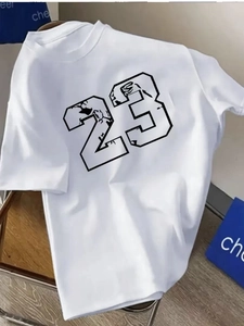 Détail du t-shirt blanc en coton vintage avec un imprimé graphique 23 noir stylisé dessus