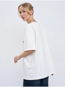 Detail of white oversized cotton t-shirt featuring red side lettering and drop shoulder