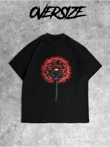Détail d'un t-shirt oversize en coton noir avec imprimé graphique pissenlit rouge vif