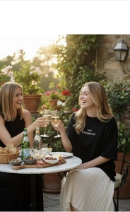 Détail d'un t-shirt en coton ample avec imprimé mood Prosecco dans un décor ensoleillé