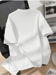 Détail d'un t-shirt blanc en coton épais à 100% avec un col rond côtelé classique
