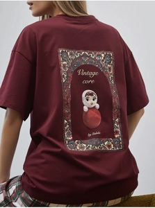Détail d'un t-shirt en coton bordeaux avec imprimé vintage core au dos et motif de dessin animé