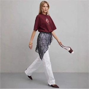 T-shirt oversize en coton à imprimé poisson porté avec tablier dentelle et pantalon