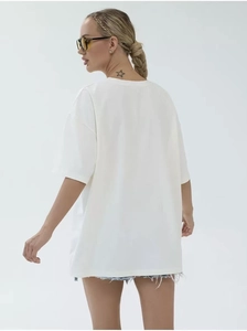 Detail view of the back profile and oversized fit of a white 100% cotton T-shirt