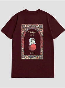 Vue détaillée du dos d'un t-shirt en coton bordeaux avec imprimé graphique vintage