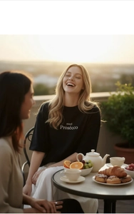 Détail d'un t-shirt noir en coton avec imprimé mood Prosecco lors d'un coucher de soleil