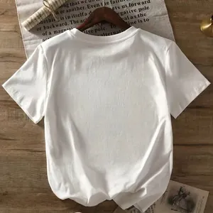 T-shirt décontracté en coton blanc avec col rond posé sur un fond en bois vintage